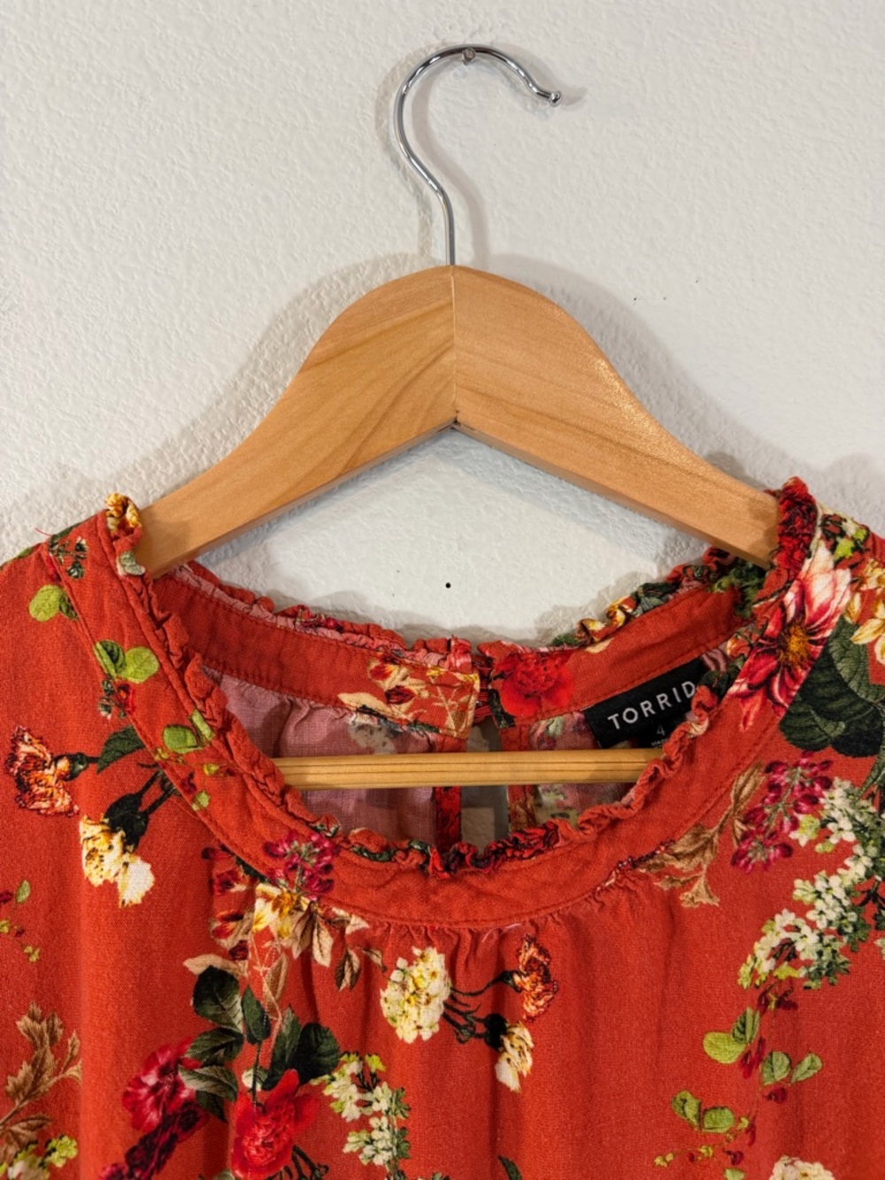 Torrid Orange Red Floral Top Size 4X Short Sleeve Ruffle Flutter Sleeve Causal - Picture 3 of 10